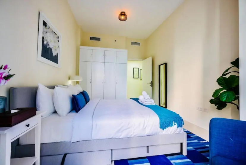 Beautiful Chic Apt w Full Marina View Nxt 2 Beach — отель с удобным расположением в Дубае