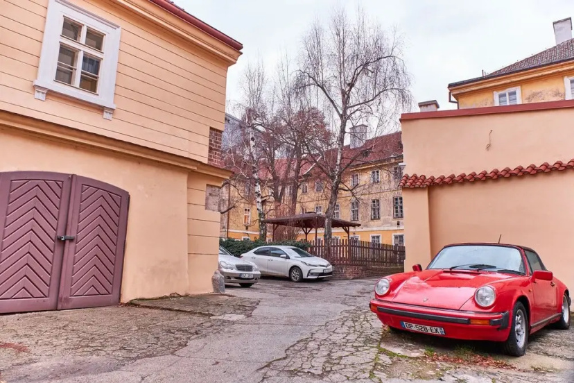 Charles Bridge Royal Apartment — комфортный отель в Праге