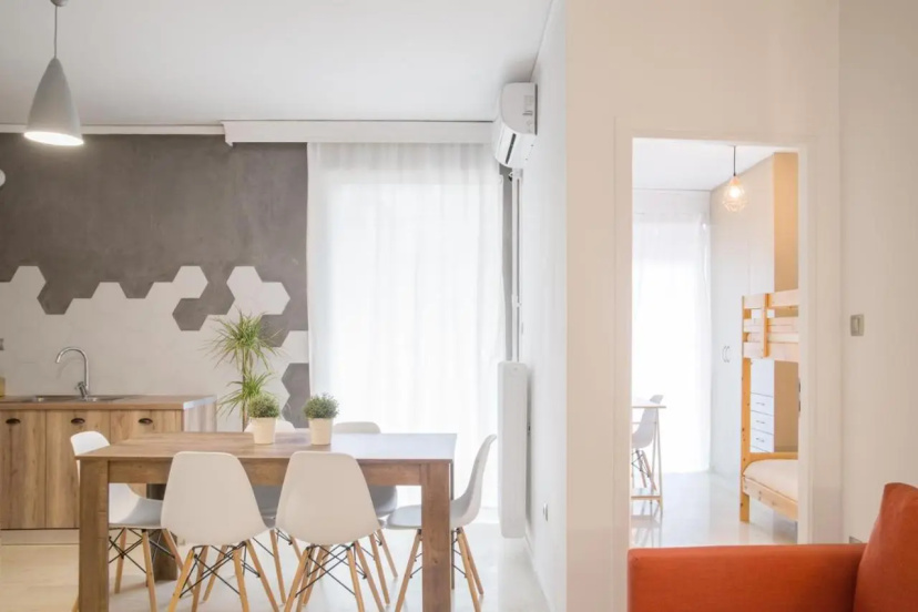 Cozy Apartment in Central Athens - Sleeps 5 — отель с удобным расположением в Афины