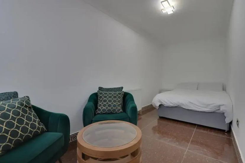 Luxurious West London Retreat With Hot Tubs & Easy Access to Central London — отель с удобствами в Лондоне