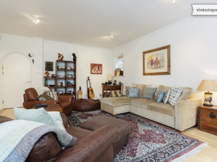 Veeve Two Bedroom Apartment in Earls Court — забронировать отель в Лондоне