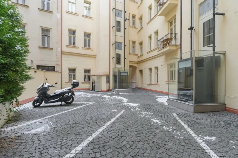 Цены на 3-bedrooms apartment in center of Prague в Праге