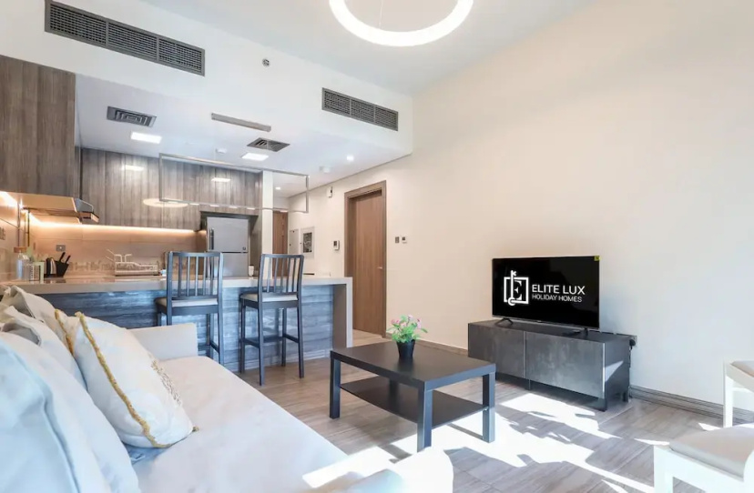 Elite LUX Holiday Homes - Stunning Lake View 1bhk Retreat in JLT Dubai — отель с удобствами в Дубае