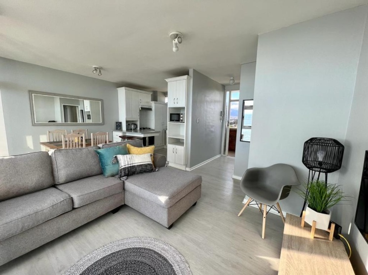 Beachfront apartment with endless views! — забронировать отель в Кейптауне