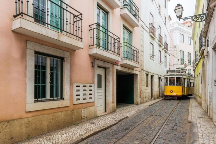 Alfama Modern Two-Bedroom Apartment w/ River View and Parking - by LU Holidays — отель с удобствами в Лиссабоне