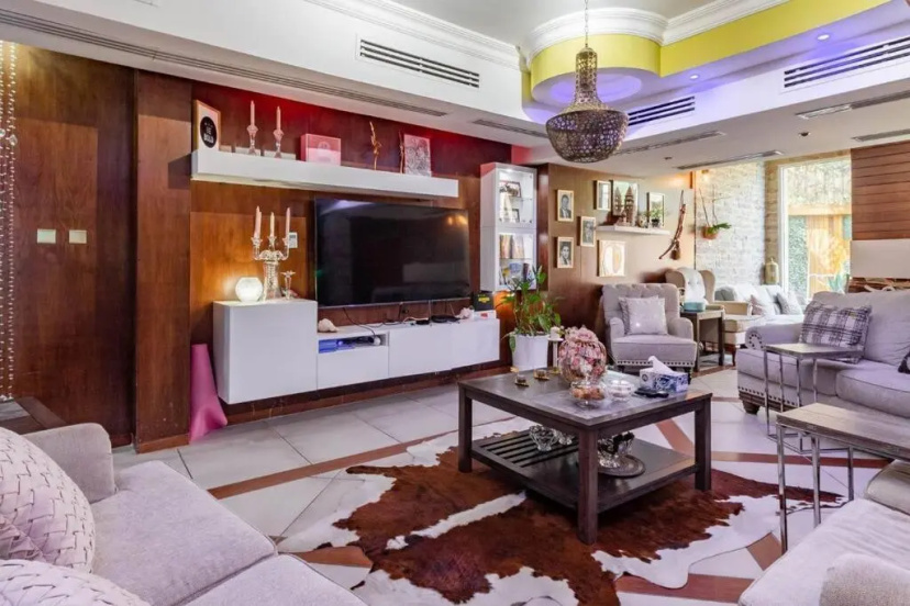 Cheerful 5-Bedroom Villa with Pool — отель с удобным расположением в дохе