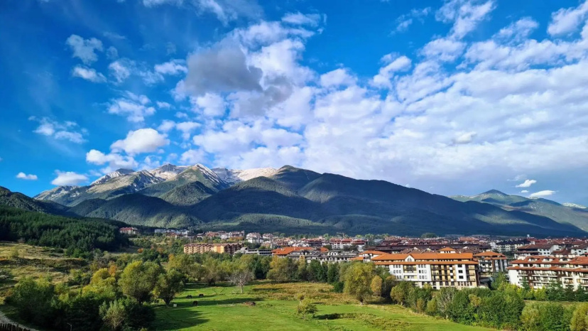 Stylish 2BD Apartment with Panoramic Mountain View — отель в Банско, Болгария