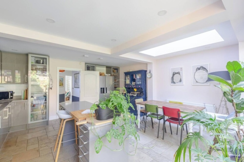 Beautiful & Modern 3BD House- Kennington! — забронировать отель в Лондоне
