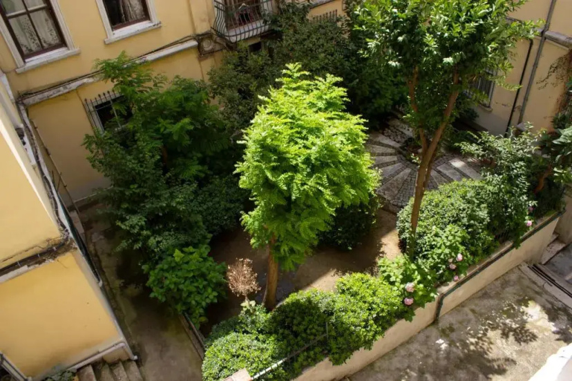 Historical 135 sqm apartment near Galata Tower — отель с удобным расположением в Стамбуле