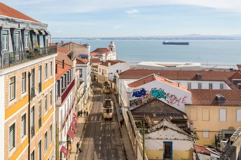 Alfama Tale 4 Bedroom Apartment wtih River View, by LU Holidays — забронировать отель в Лиссабоне