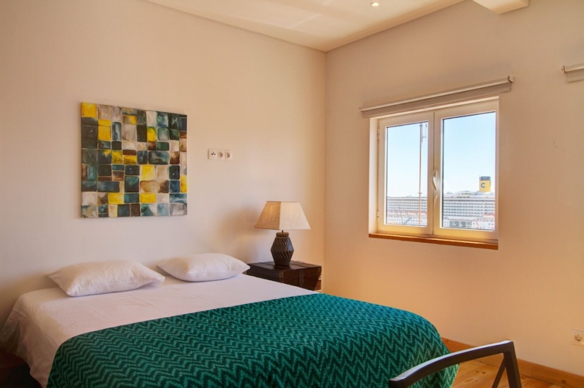 A new Studio Apartment With Amazing Views of the River Tagus — отель с удобствами в Лиссабоне