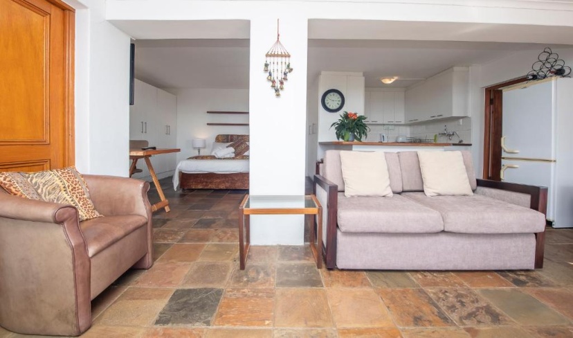 Spacious Studio Cottage Overlooking the Ocean — отель с удобным расположением в Кейптауне