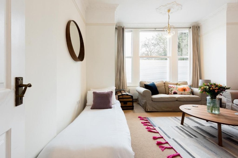Heart of Ealing Apartment with Garden — комфортный отель в Лондоне