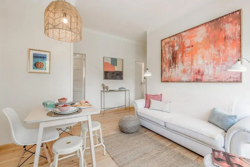 Sunny, Bright and Quiet Apartment, By TimeCooler — отель с удобным расположением в Лиссабоне