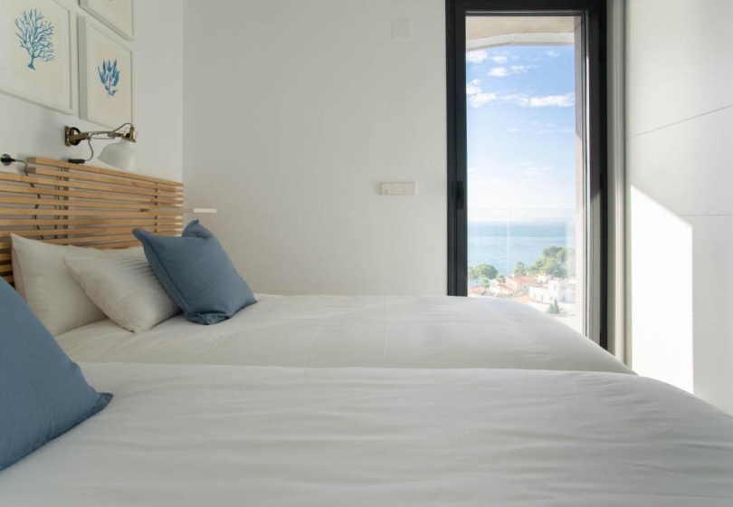 Elegant sea front EAST WIND APARTMENT — отель в Аликанте, Испания