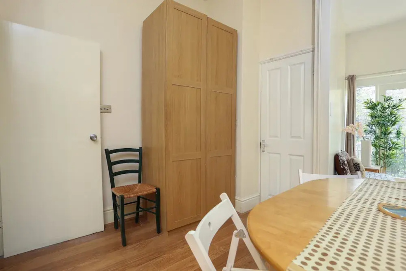 3 Bed Kensington Apartment with Balcony — комфортный отель в Лондоне