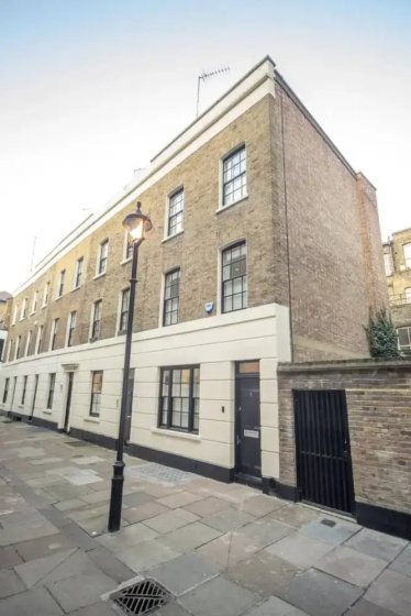 Цены на Stunning Deluxe 3 Bedroom House in Fitzrovia в Лондоне