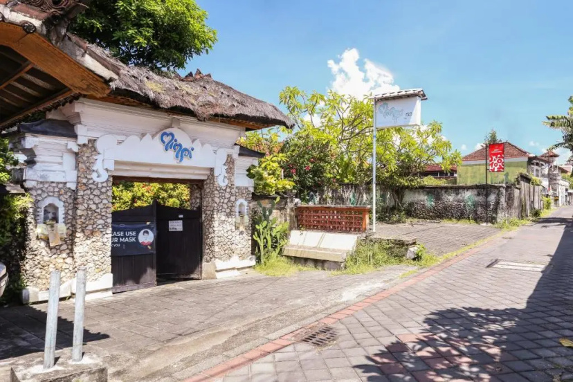 OYO 90893 Mimpi Bungalows — отель с удобным расположением в Кута