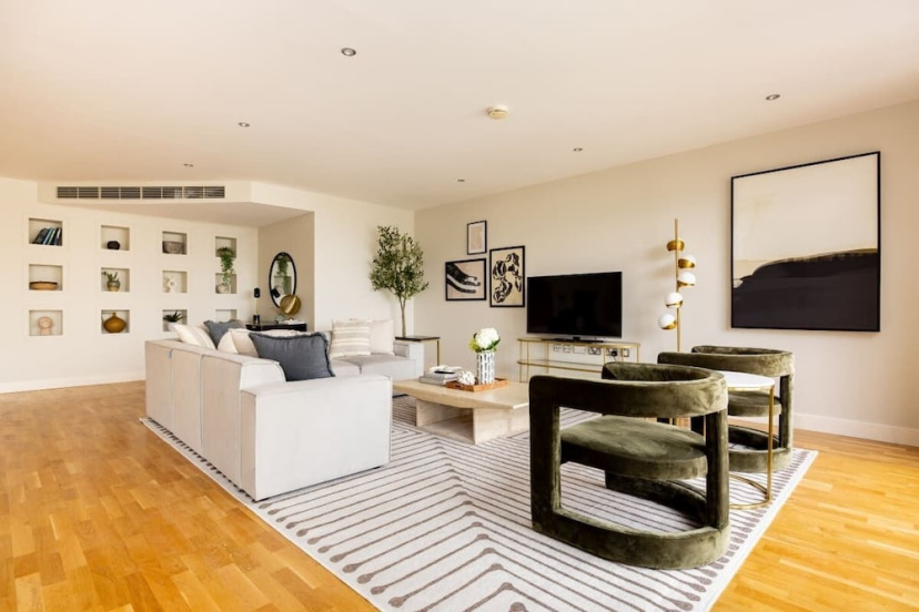 The Riverside Residence - 3bdr Flat With Balcony — комфортный отель в Лондоне