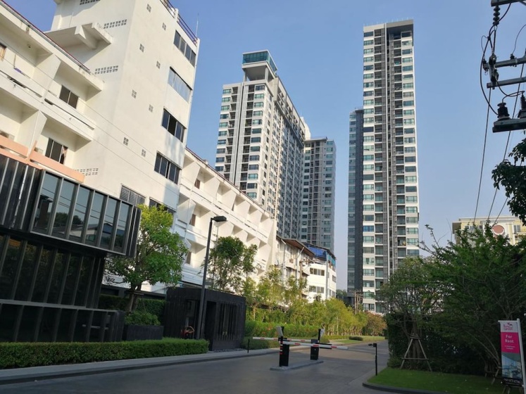 A Luxury 2 Bedrooms The Base Downtown — отель с удобным расположением в Паттайе