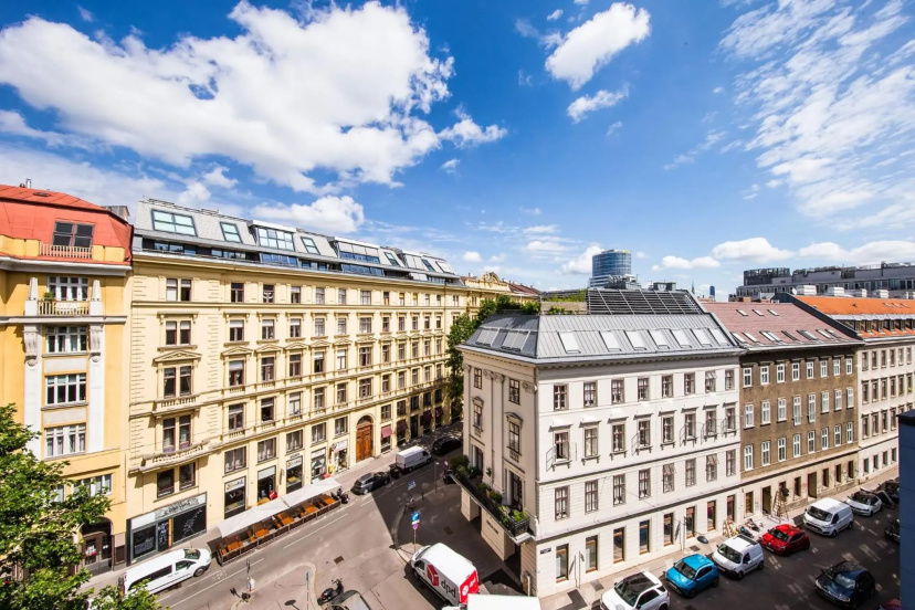 Lovley central Vienna apartment with balcony — отель с удобствами в вене