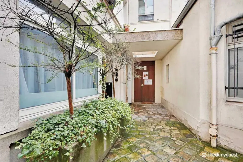 Appartement in the Heart of Paris Jardin du Luxembourg — комфортный отель в Париже