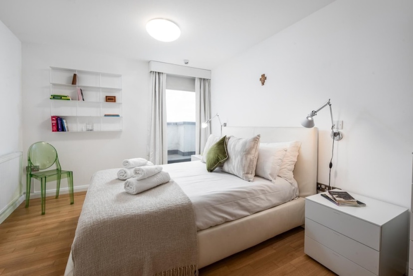 Two Bedroom Flat With Balcony in Central Wimbledon by Underthedoormat — отель с удобствами в Лондоне