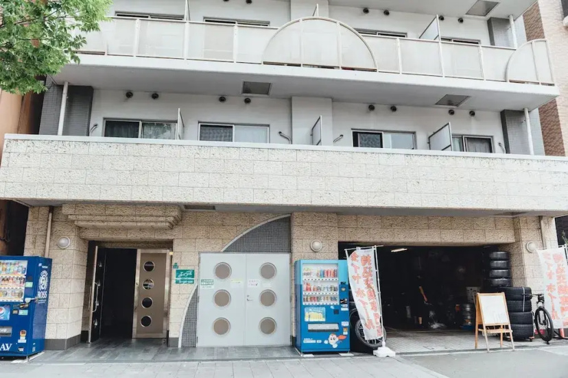Royal Heights Sakuragawa Condominium — отель с удобствами в Осаке