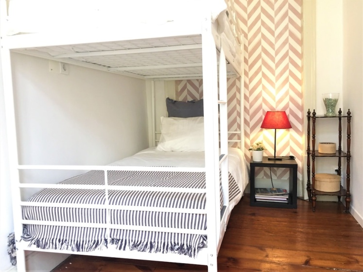 Charming Vintage Auto Check-in Flat in Baixa — отель с удобствами в Лиссабоне