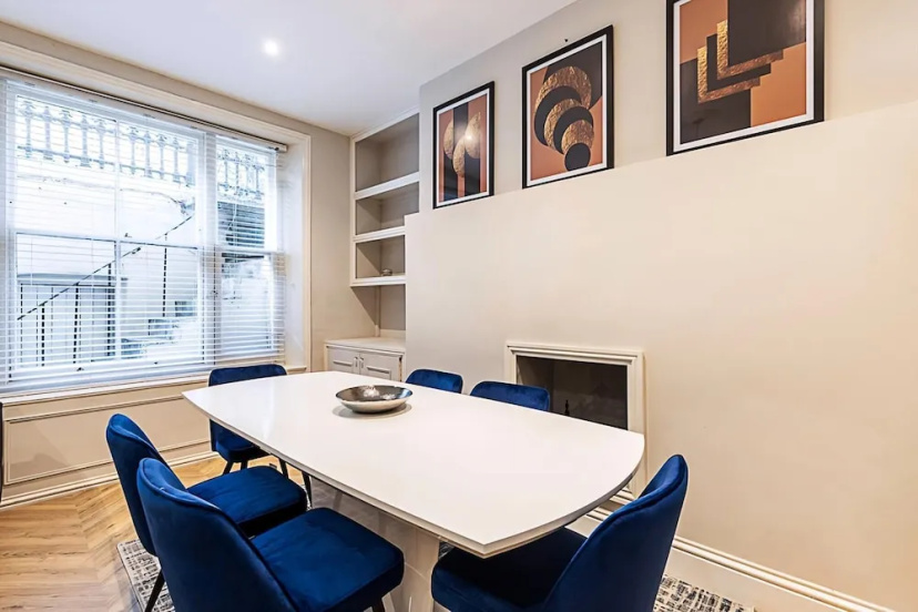 Beautiful Two Bedroom Abode in Notting Hill — отель с удобным расположением в Лондоне