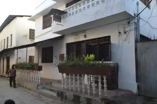 Flamingo Guest House Znz — отель с удобствами в Занзибар