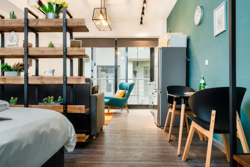 Sanders Home Suites - Inviting Downtown Studio — отель с удобным расположением в Афины