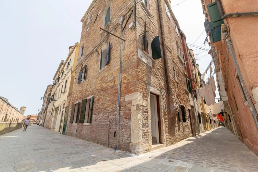 Veneziacentopercento Rooms & Apartments — забронировать отель в Венеции