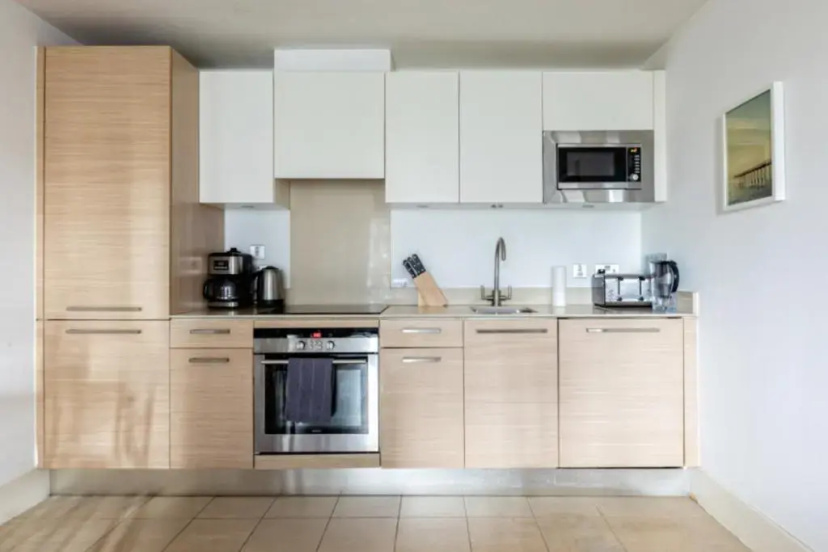 Riverside Balcony Apartment, 10 minutes from Oxford Circus — комфортный отель в Лондоне