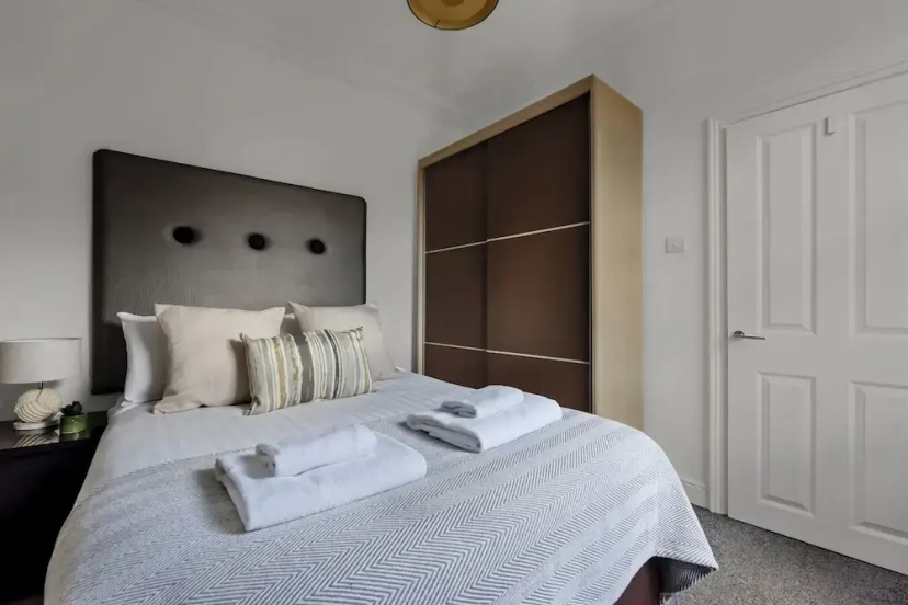 Spacious 2 Bed Flat Near High Street Kensington — комфортный отель в Лондоне