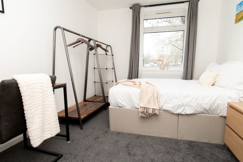 Stunning 1-bed Entire Apartment in Teddington — отель с удобным расположением в Лондоне