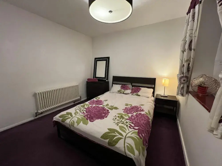 Specious 2 x Double Bedroom Flat in London E18 3 — отель в Лондоне, Соединенное Королевство