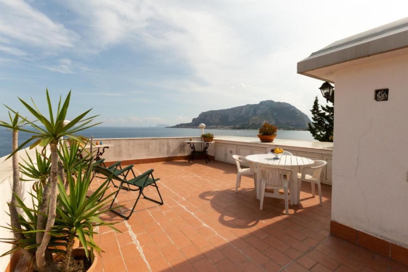 Mondello Panoramic Terrace Villa — забронировать отель в Палермо