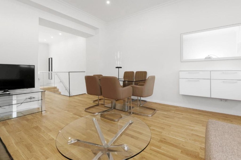 LUXURY Maisonette Duplex 2 floors,2 full bath Mitte City Center — отель в Берлине, Германия