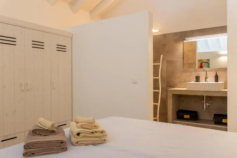 Villa Mistral Curacao - Luxurious 5 bedrooms, 5 min drive from the beach — забронировать отель в Иерусалим
