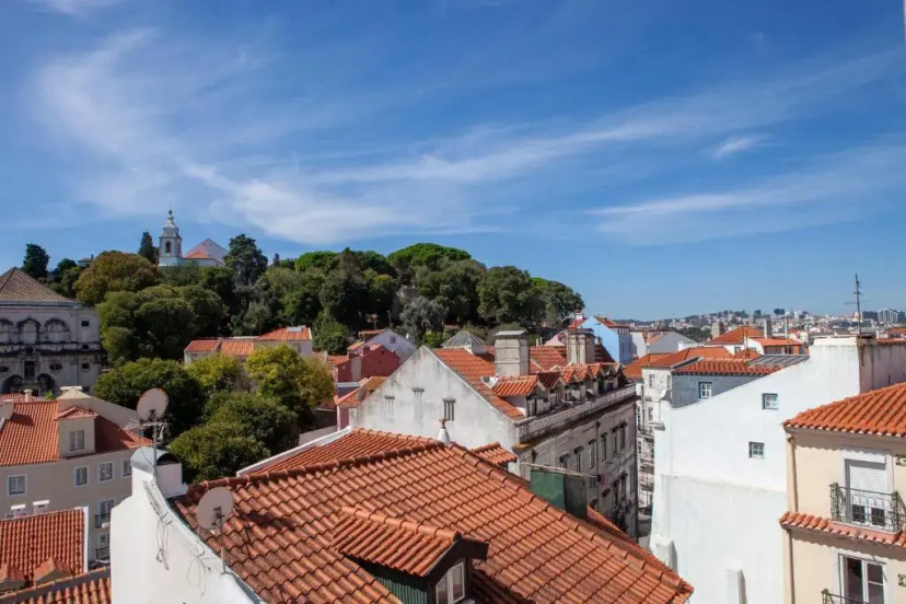 Alfama Amazing Scenic River and City View Charming apartment With 2 bedrooms and AC 19th Century Building — отель с удобствами в Лиссабоне