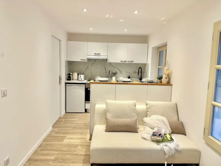 Charming Apartment - 2bd/4p - Center of St Tropez — отель с удобным расположением в Сент-Тропезе