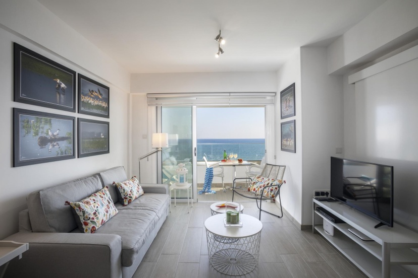 Mackenzie Zoe Seafront Suite — отель с удобным расположением в Ларнака