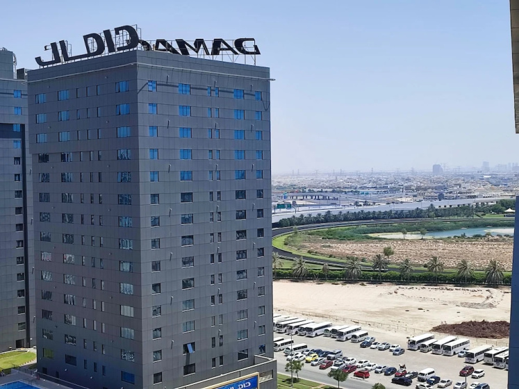 SuperHost - Elite Studio With Balcony Overlooking the Canal — отель с удобствами в Дубае