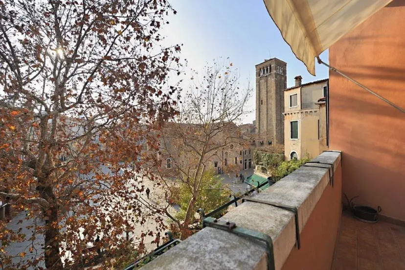 Venice Rialto Apartment With Balcony — забронировать отель в Венеции