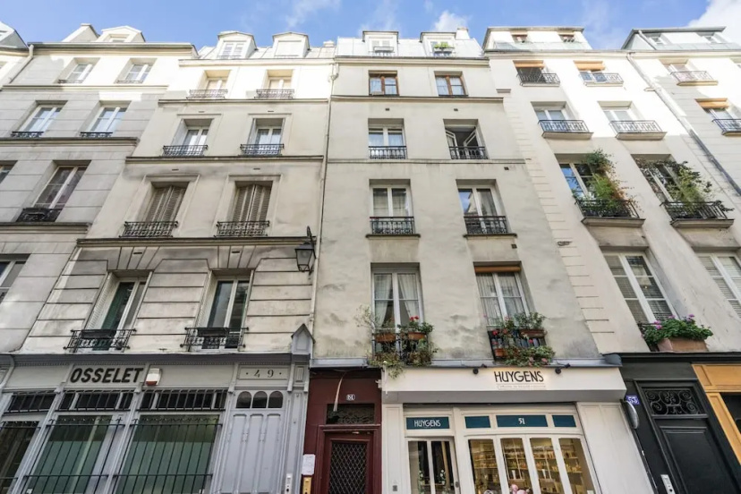 Chic Apartment With Patio - 2br/6p - Le Marais — отель с удобным расположением в Париже