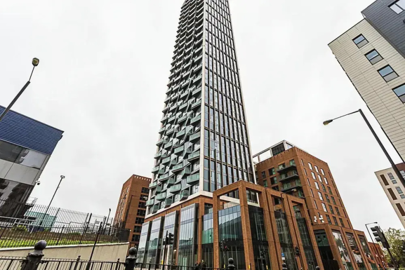 Цены на Modern North Acton Flat With City View в Лондоне