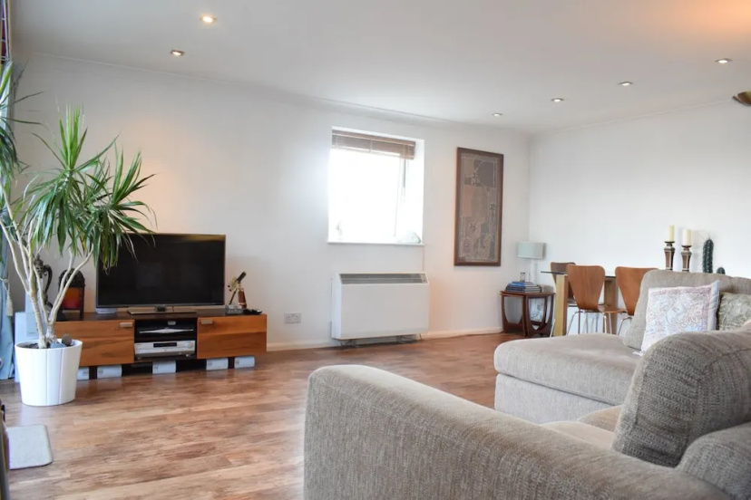 2 Bedroom Apartment With River Views Near Canary Wharf and City — отзывы гостей и цены