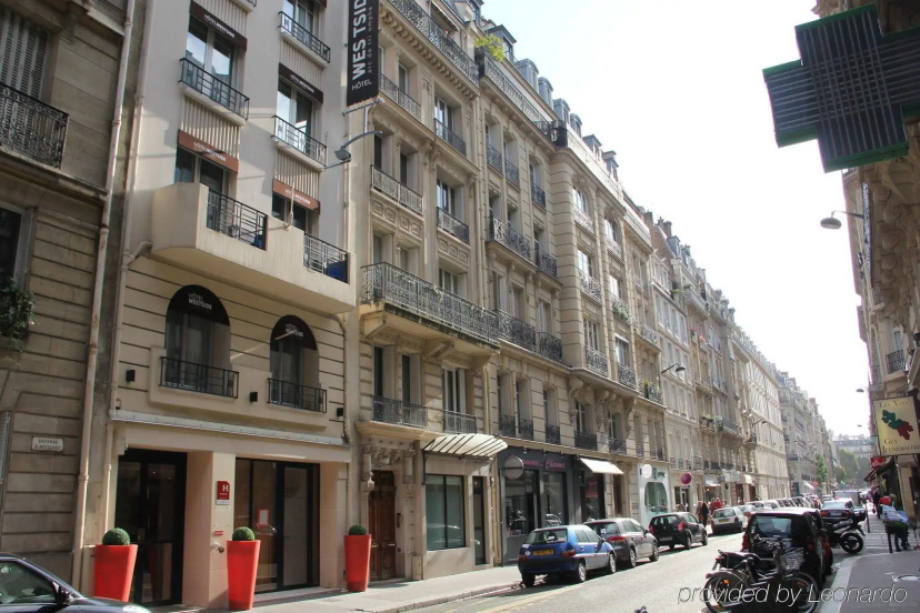 Сравните цены на Hotel Westside Arc de Triomphe в Париже