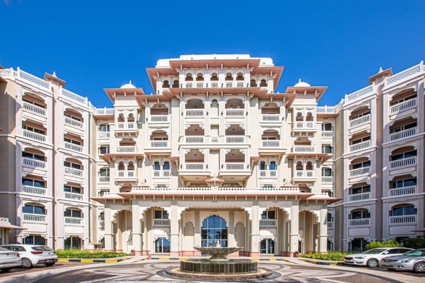 TAJ 5* Palm Jumeirah apartment with beach access — отель с удобным расположением в Дубае